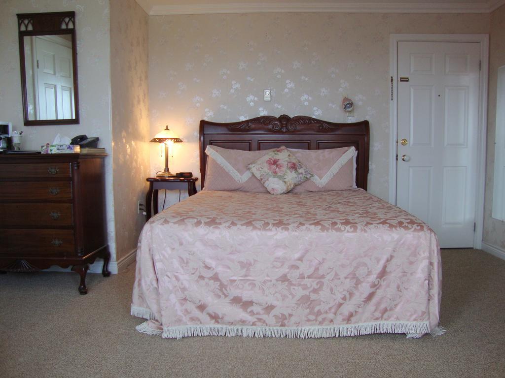 Tidal Watch Inn St. Martins Room photo